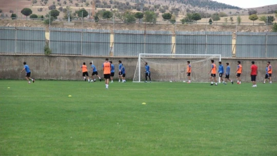 Bir dönem tribünlerden desteklediği takımını şimdi başkan olarak yaşatmaya çalışıyor