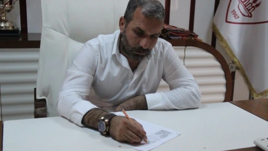Bir dönem tribünlerden desteklediği takımını şimdi başkan olarak yaşatmaya çalışıyor
