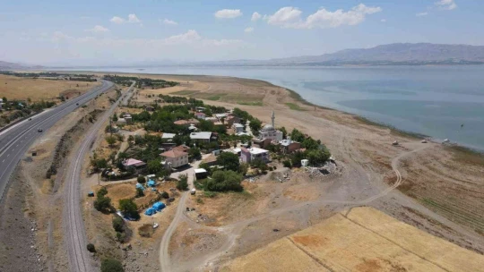 Bir zamanlar tekne turu yapılıyordu, suların çekilmesi ile o köy kuraklığın ortasında kaldı