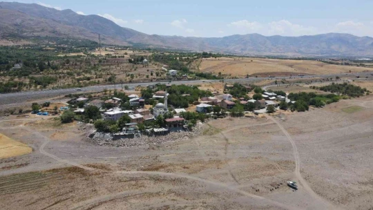 Bir zamanlar tekne turu yapılıyordu, suların çekilmesi ile o köy kuraklığın ortasında kaldı
