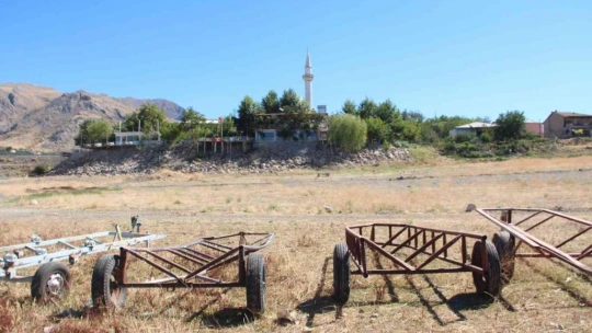 Bir zamanlar tekne turu yapılıyordu, suların çekilmesi ile o köy kuraklığın ortasında kaldı