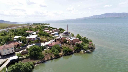 Bir zamanlar tekne turu yapılıyordu, suların çekilmesi ile o köy kuraklığın ortasında kaldı