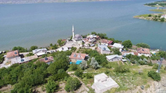 Bir zamanlar tekne turu yapılıyordu, suların çekilmesi ile o köy kuraklığın ortasında kaldı