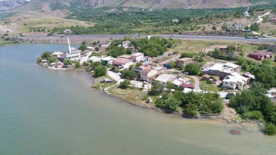 Bir zamanlar tekne turu yapılıyordu, suların çekilmesi ile o köy kuraklığın ortasında kaldı