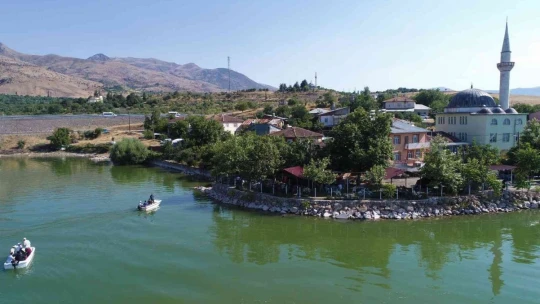 Bir zamanlar tekne turu yapılıyordu, suların çekilmesi ile o köy kuraklığın ortasında kaldı