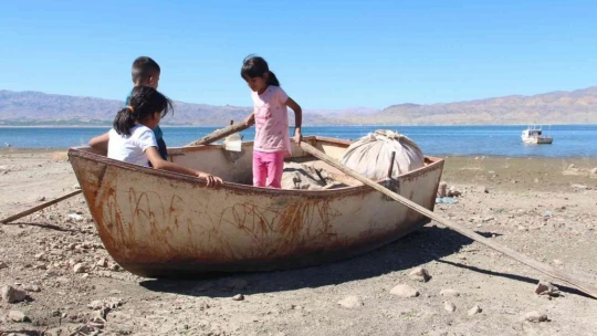 Bir zamanlar tekne turu yapılıyordu, suların çekilmesi ile o köy kuraklığın ortasında kaldı