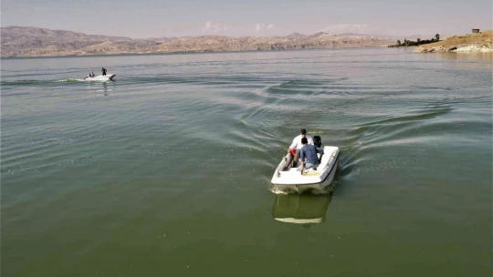 Bir zamanlar tekne turu yapılıyordu, suların çekilmesi ile o köy kuraklığın ortasında kaldı