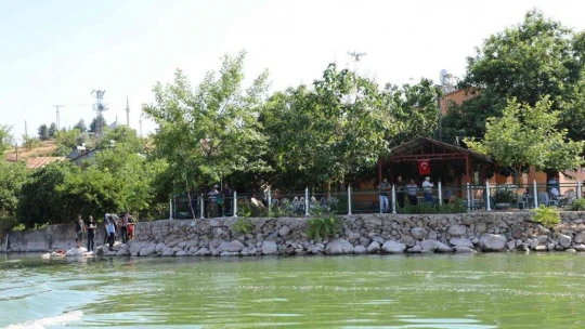 Bir zamanlar tekne turu yapılıyordu, suların çekilmesi ile o köy kuraklığın ortasında kaldı