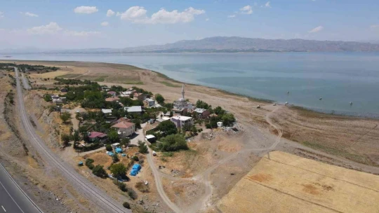 Bir zamanlar tekne turu yapılıyordu, suların çekilmesi ile o köy kuraklığın ortasında kaldı