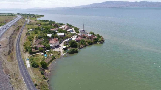 Bir zamanlar tekne turu yapılıyordu, suların çekilmesi ile o köy kuraklığın ortasında kaldı