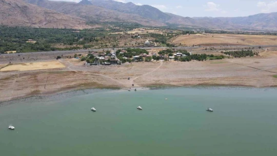 Bir zamanlar tekne turu yapılıyordu, suların çekilmesi ile o köy kuraklığın ortasında kaldı