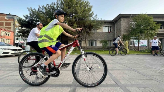 Bisiklet Günü'nü pedal çevirerek kutladılar