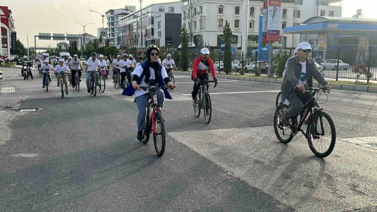 Bisiklet Günü'nü pedal çevirerek kutladılar