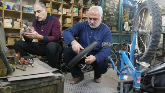 Bisiklet tamircisi iki kardeş 40 yıldır eskimiş bisikletleri hayata döndürüyor