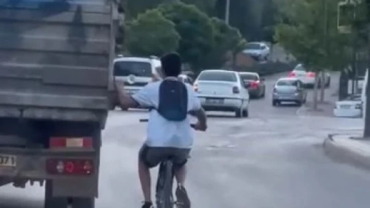 Bisikletli çocuğun trafikteki tehlikeli yolculuğu kameralara yansıdı