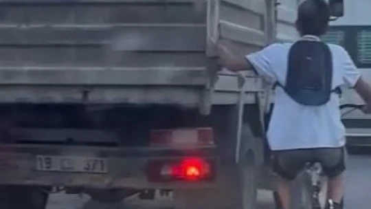 Bisikletli çocuğun trafikteki tehlikeli yolculuğu kameralara yansıdı