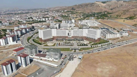 Bölgenin yükselen değeri Fethi Sekin Şehir Hastanesinde, bir yılda 1 milyon 566 bin 51 hasta tedavi edildi