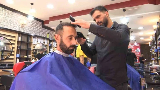 Bu berber memnun kalmayan müşterilerden ücret almıyor
