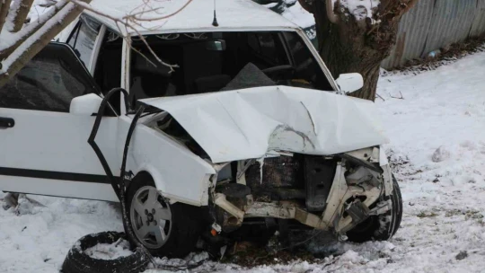 Buzlanma nedeniyle otomobil şarampole yuvarlandı: 4 yaralı