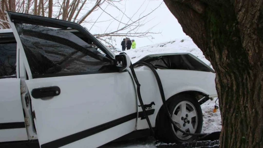 Buzlanma nedeniyle otomobil şarampole yuvarlandı: 4 yaralı