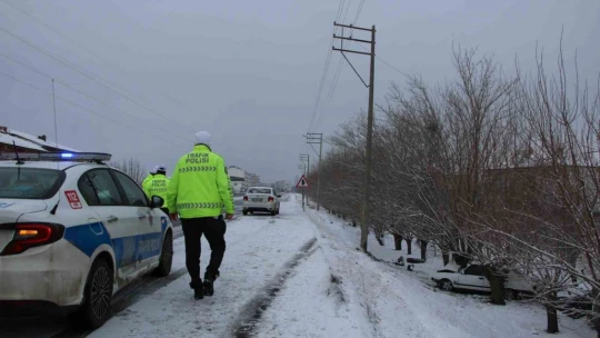 Buzlanma nedeniyle otomobil şarampole yuvarlandı: 4 yaralı