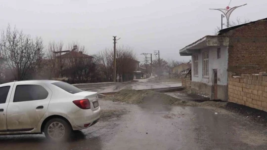 Cadde ortasında kalan ev, görenleri şaşırtıyor: 'Adamın biri yolun buradan geçip geçmediğini sordu'