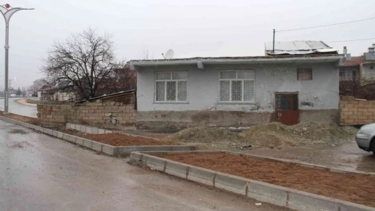 Cadde ortasında kalan ev, görenleri şaşırtıyor: 'Adamın biri yolun buradan geçip geçmediğini sordu'