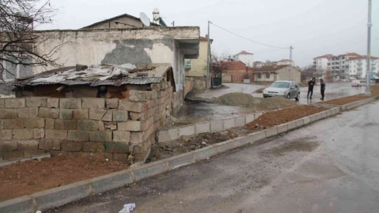 Cadde ortasında kalan ev, görenleri şaşırtıyor: 'Adamın biri yolun buradan geçip geçmediğini sordu'