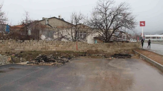 Cadde ortasında kalan ev, görenleri şaşırtıyor: 'Adamın biri yolun buradan geçip geçmediğini sordu'
