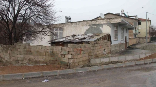 Cadde ortasında kalan ev, görenleri şaşırtıyor: 'Adamın biri yolun buradan geçip geçmediğini sordu'