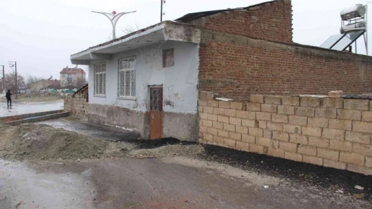 Cadde ortasında kalan ev, görenleri şaşırtıyor: 'Adamın biri yolun buradan geçip geçmediğini sordu'