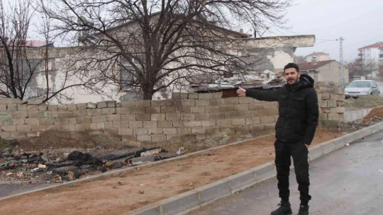 Cadde ortasında kalan ev, görenleri şaşırtıyor: 'Adamın biri yolun buradan geçip geçmediğini sordu'