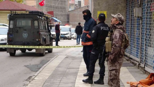 Cama çıkıp kafasına silah dayayan şahıs 9 saatin sonunda ikna edilerek indirildi