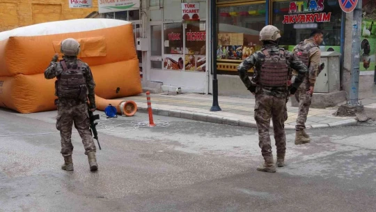 Cama çıkıp kafasına silah dayayan şahıs 9 saatin sonunda ikna edilerek indirildi