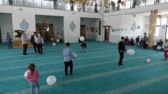 Cami, çocuklar için balonlarla süslendi