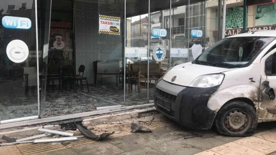 Çarpışan araçlardan biri iş yerine girdi, o anlar kameralara yansıdı