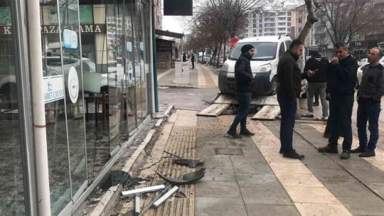 Çarpışan araçlardan biri iş yerine girdi, o anlar kameralara yansıdı