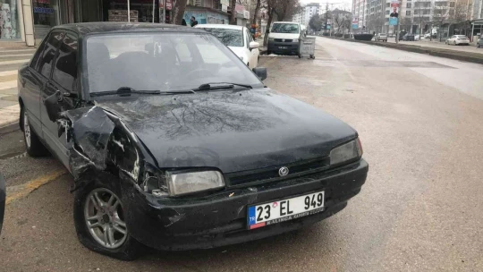 Çarpışan araçlardan biri iş yerine girdi, o anlar kameralara yansıdı
