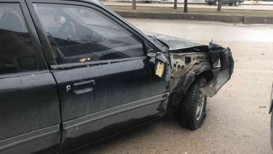 Çarpışan araçlardan biri iş yerine girdi, o anlar kameralara yansıdı