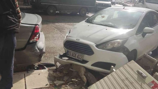 Çarpışan iki aracın arasında kalmaktan son anda böyle kurtuldu