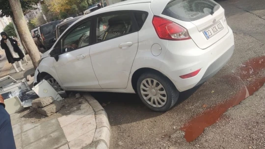 Çarpışan iki aracın arasında kalmaktan son anda böyle kurtuldu
