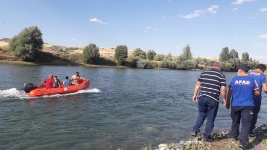Çayda mahsur kalan iki çocuğun imdadına AFAD ve jandarma yetişti