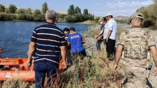 Çayda mahsur kalan iki çocuğun imdadına AFAD ve jandarma yetişti
