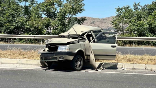 Çekiciye çarpan otomobil hurdaya döndü: 1 yaralı