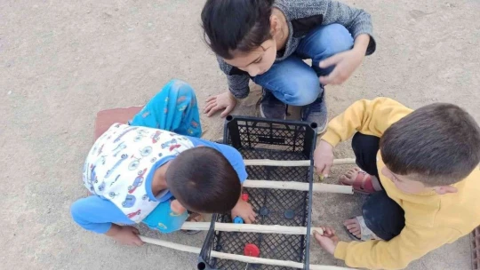 Cevizi top yapıp plastik meyve kasasında langırt oynadılar