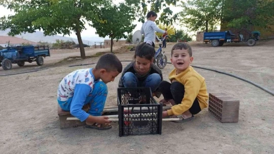 Cevizi top yapıp plastik meyve kasasında langırt oynadılar