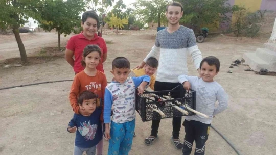 Cevizi top yapıp plastik meyve kasasında langırt oynadılar