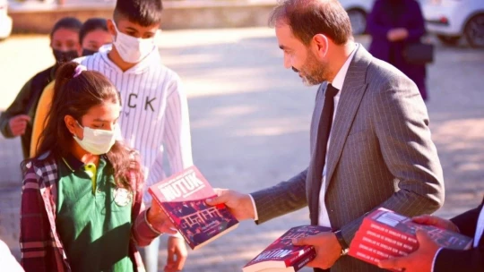 CHP Elazığ İl Başkanı Duran, öğrencilere Nutuk kitabını hediye etti