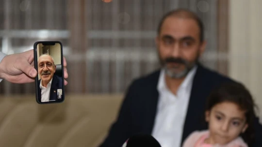 CHP Genel Başkanı Kılıçdaroğlu, Elazığ depreminin simgesi 'Yüsra Bebek' ile görüştü