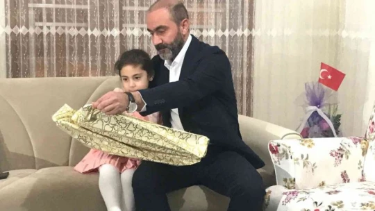 CHP Genel Başkanı Kılıçdaroğlu, Elazığ depreminin simgesi 'Yüsra Bebek' ile görüştü